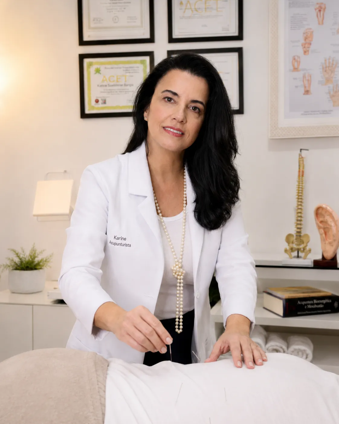 Karinne Vale aplicando acupuntura em um paciente, em seu consultório em Peruíbe