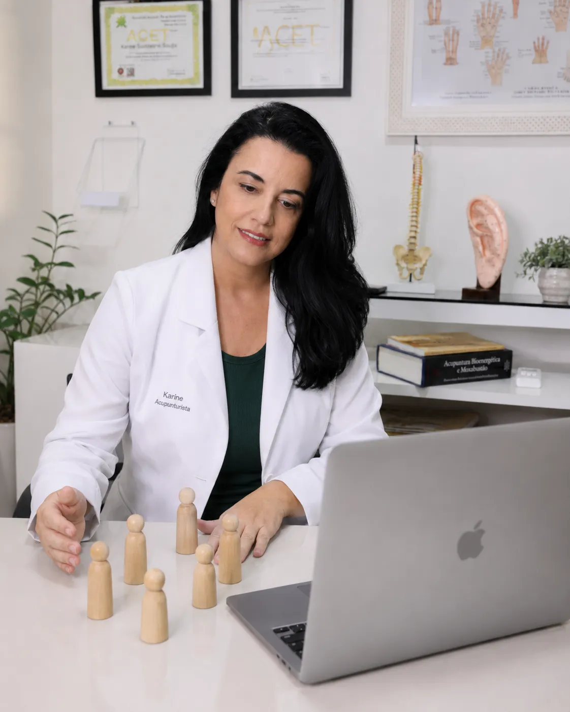 Karinne Vale conduzindo uma sessão de constelação, presencial e online
