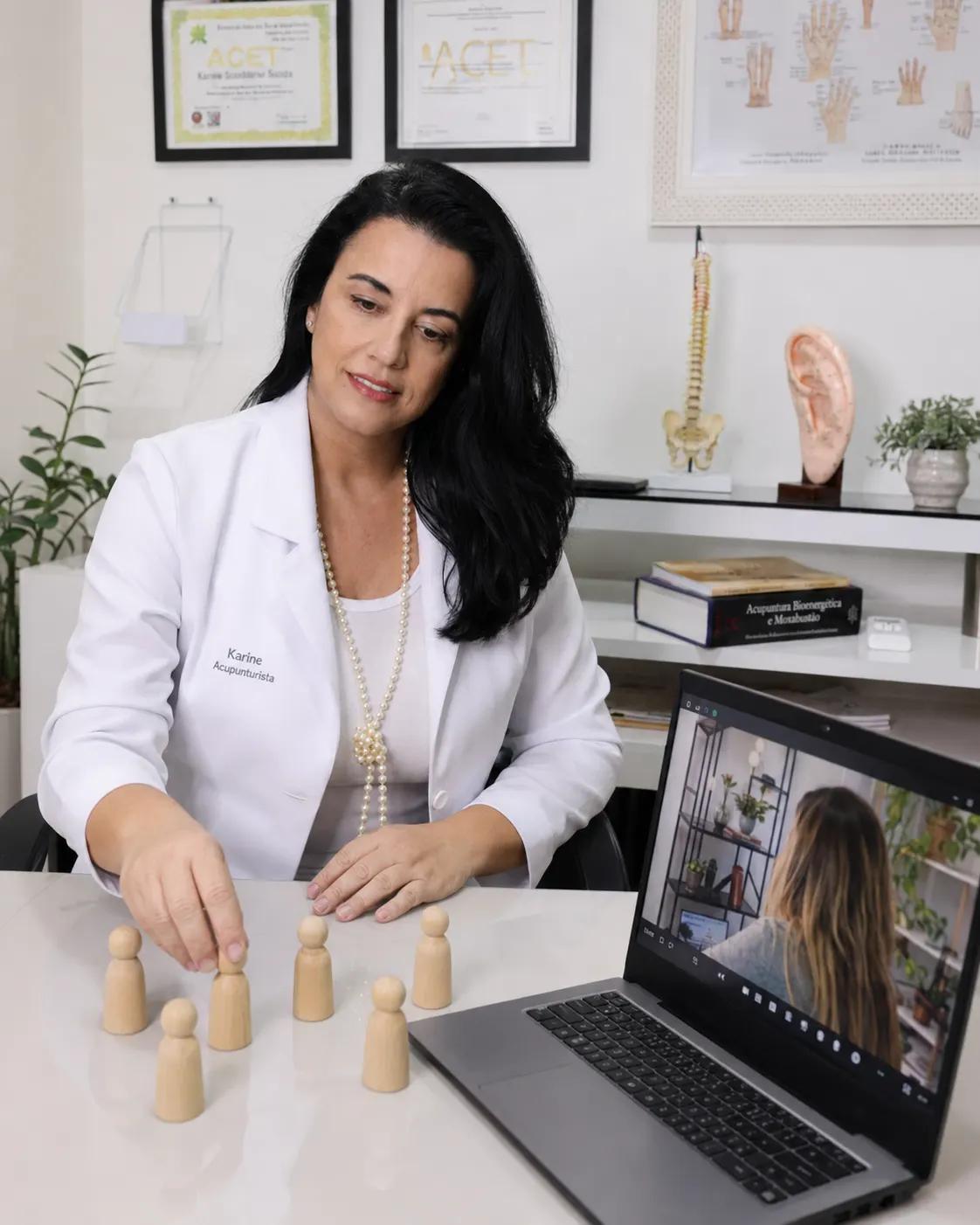 Karinne Vale conduzindo uma sessão de constelação — presencial e online