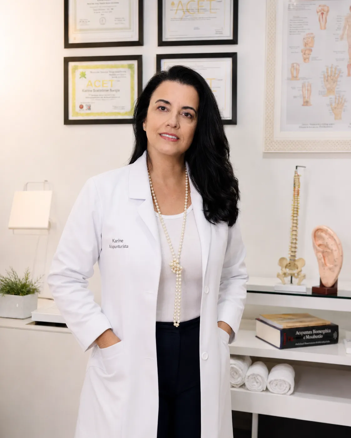 Karinne Vale, acupunturista, em seu consultório em Peruíbe