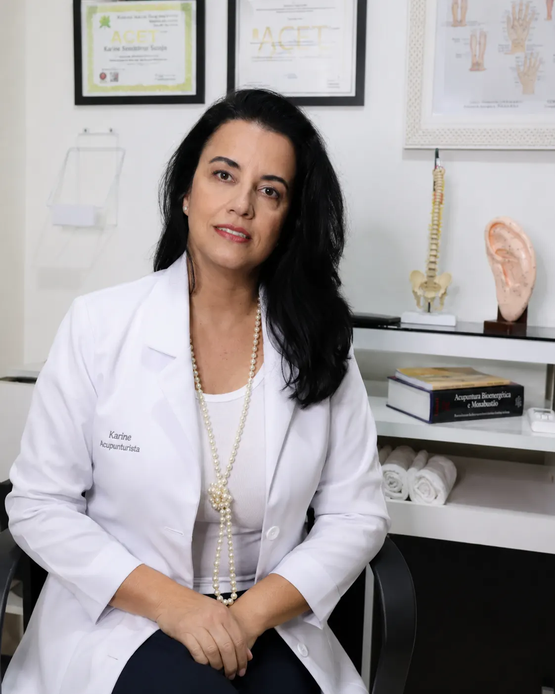 Karinne Vale, acupunturista, em seu consultório em Peruíbe